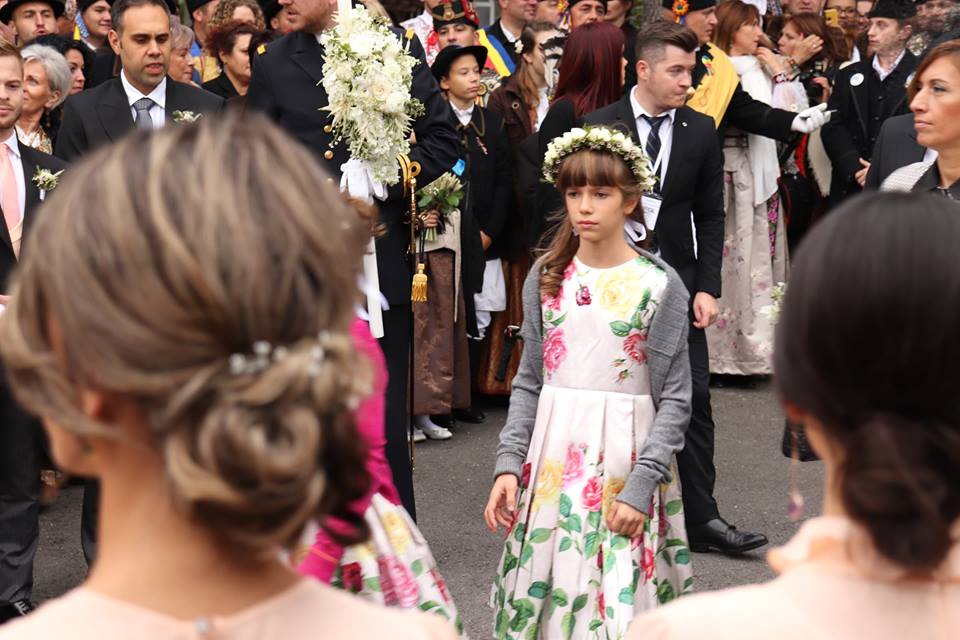 CORESPONDENȚĂ DIN SINAIA/ Detaliul care le-a scăpat domnișoarelor de onoare de la nunta principelui Nicolae cu Alina Binder | FOTO