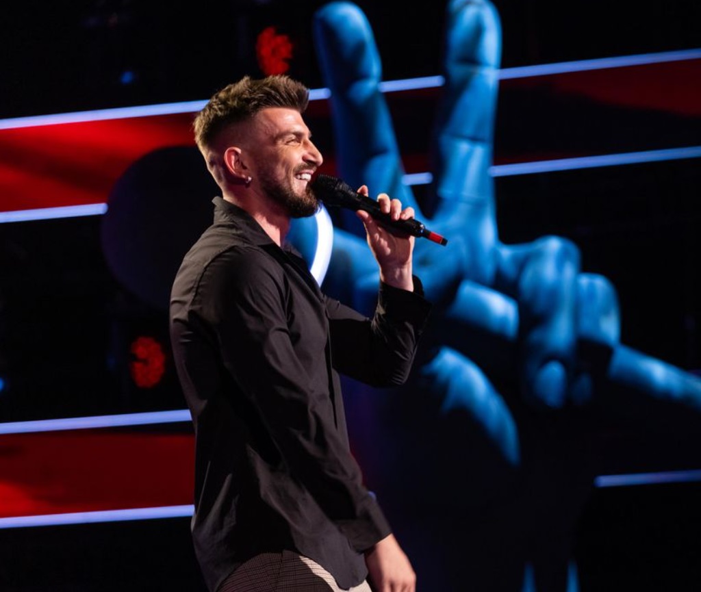 Silviu Mircescu a făcut striptease în timp ce a cântat la Vocea României 2024: „Fetele încă urlă în public”. În ce echipă a ajuns actorul