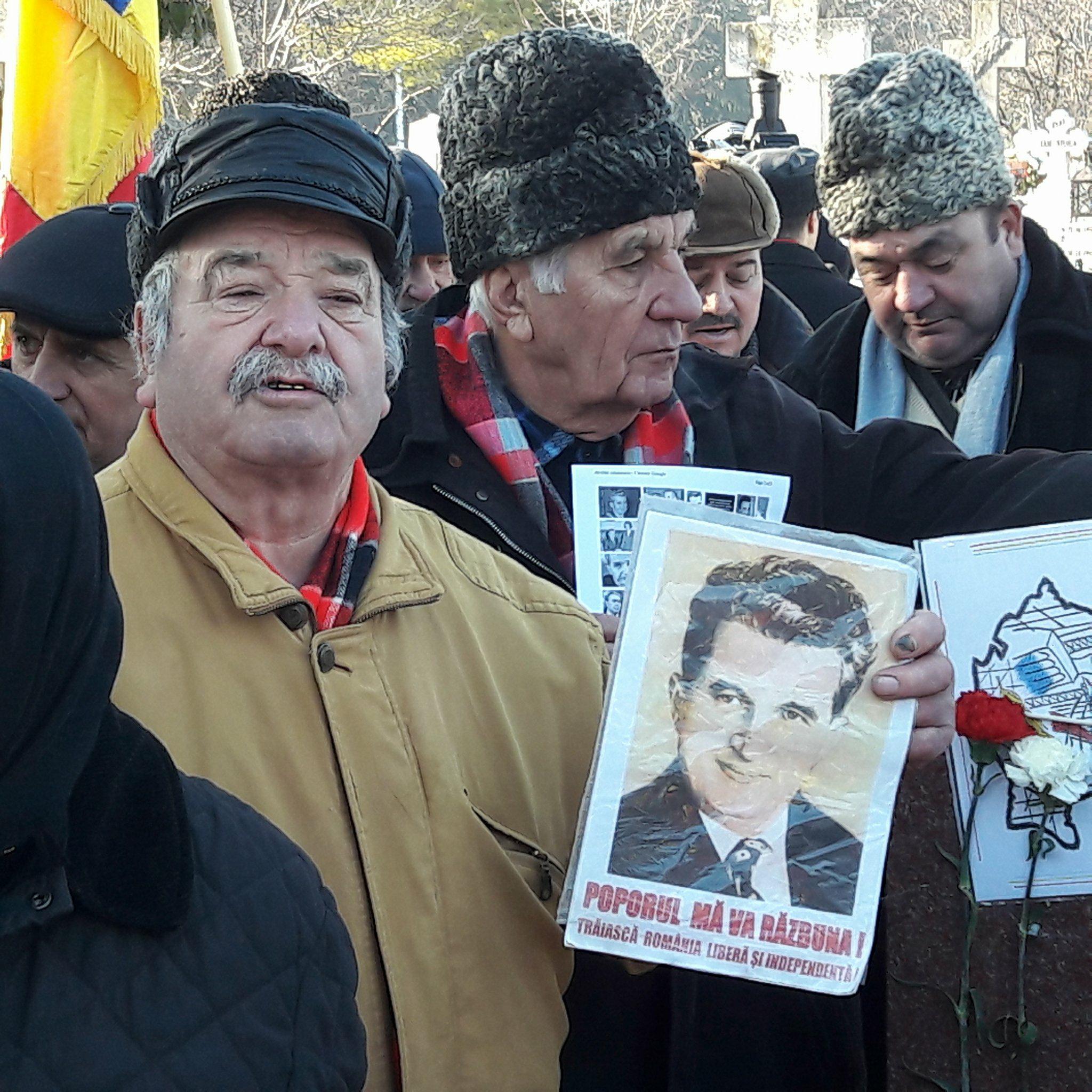 Nicolae Ceaușescu ar fi împlinit 100 de ani. Zeci de nostalgici s-au adunat la cimitirul Ghencea / FOTO