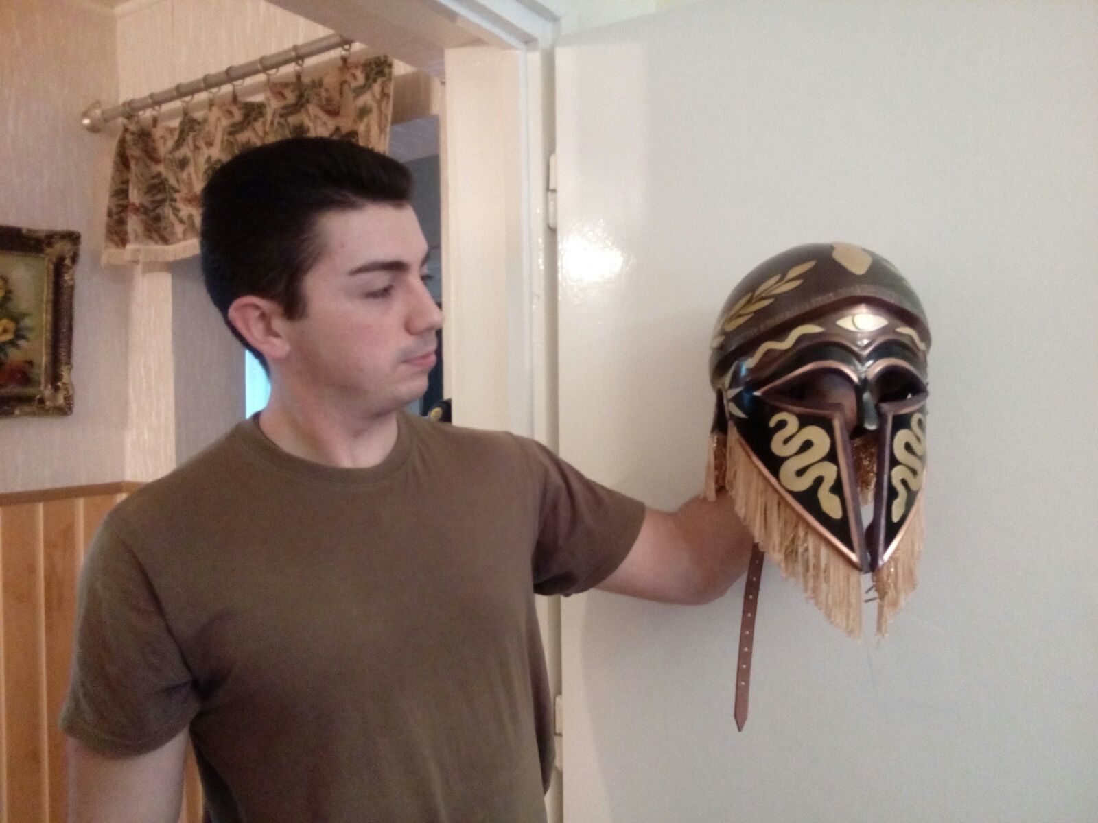 REPORTAJ: Un tânăr gălățean luptă să reconstituie istoria pe viu. Echipamente vechi prind viață în micul său apartament/ FOTO&VIDEO