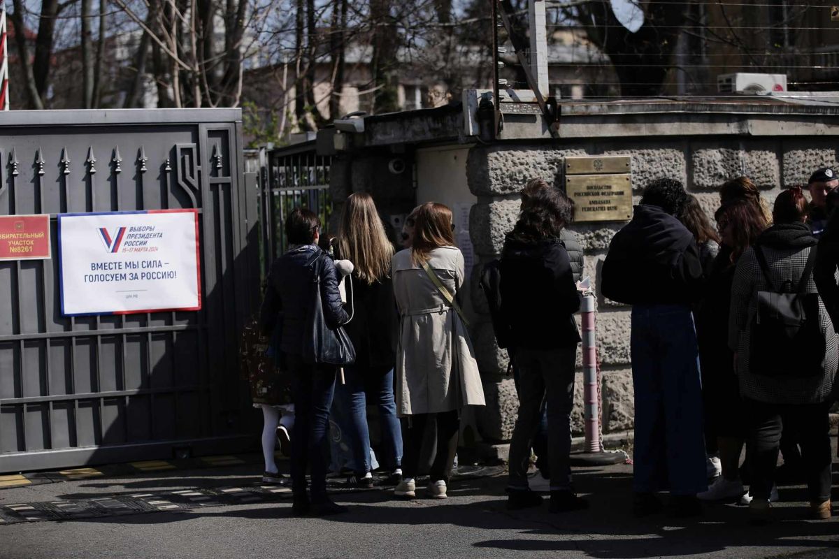 „Prânzul împotriva lui Putin”, marcat și în fața Ambasadei Rusiei la București, unde s-a format o coadă a cetățenilor veniți să voteze