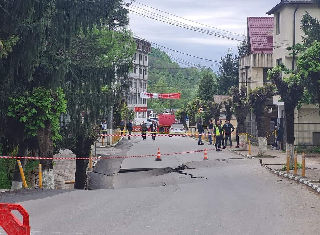 Imagini din orașul Slănic, unde o stradă s-a surpat pe o suprafaţă mare