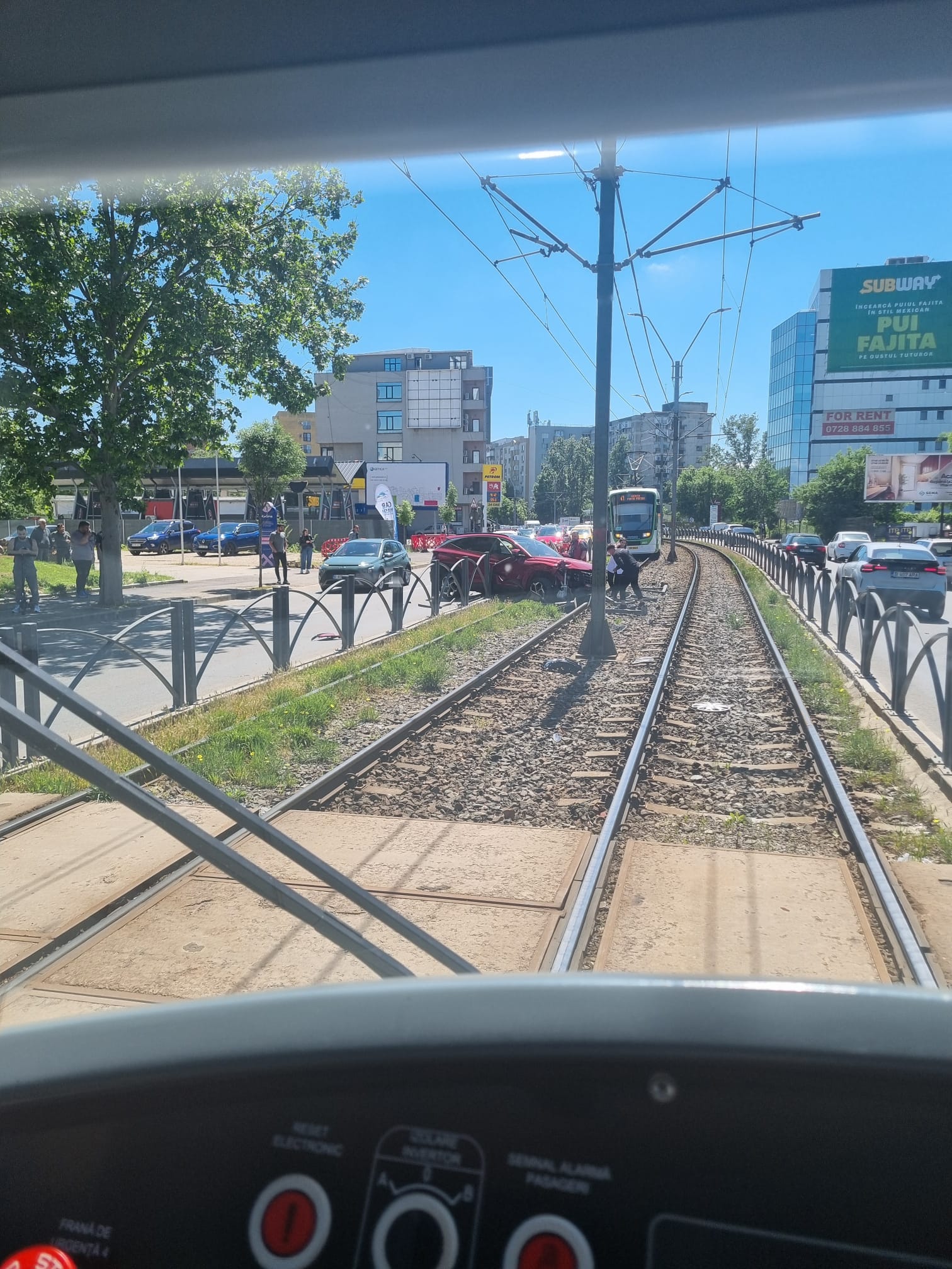 Linia tramvaiului 41 din București, blocată 85 de minute pe Șoseaua Virtuții după un accident. O mașină Hyundai Tucson a intrat pe șine