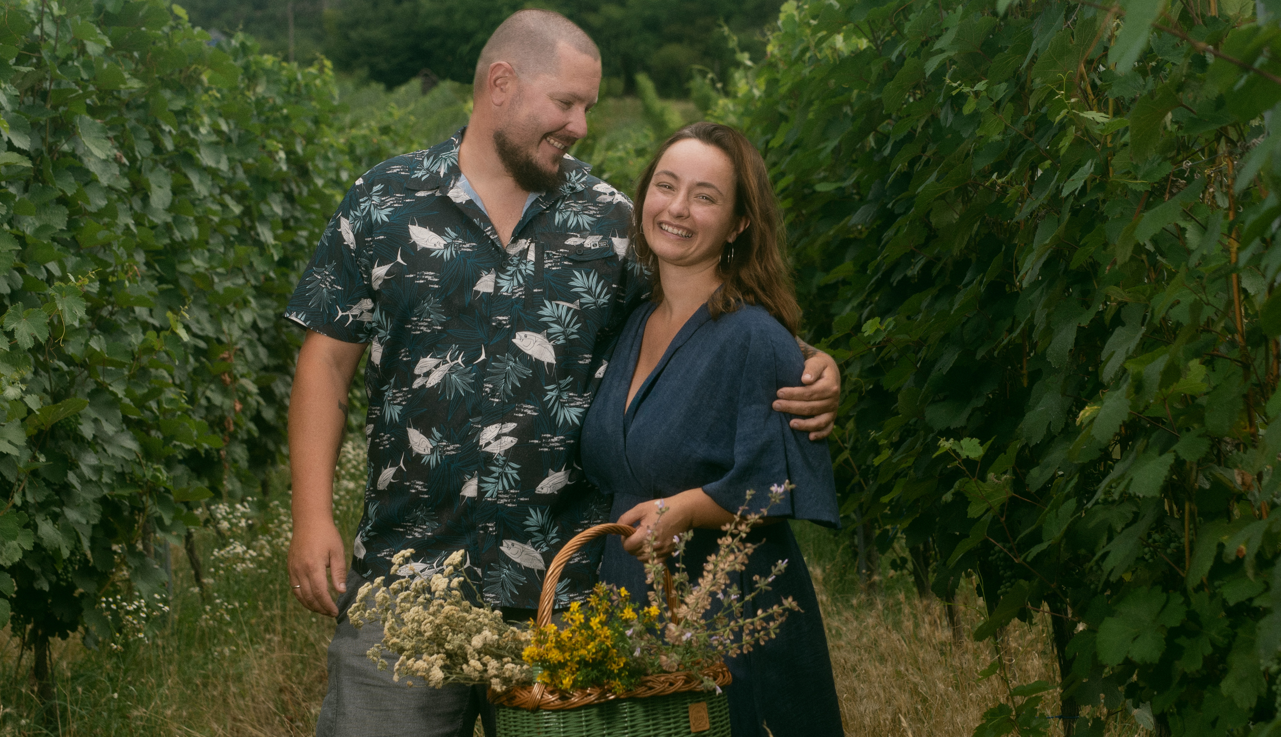 Truszek Tímea és Turay Kamill, a Turay Borászat alapítói, a saját szőlősorok között — ahol a természet ritmusára hangolva készülnek a biodinamikus boraik