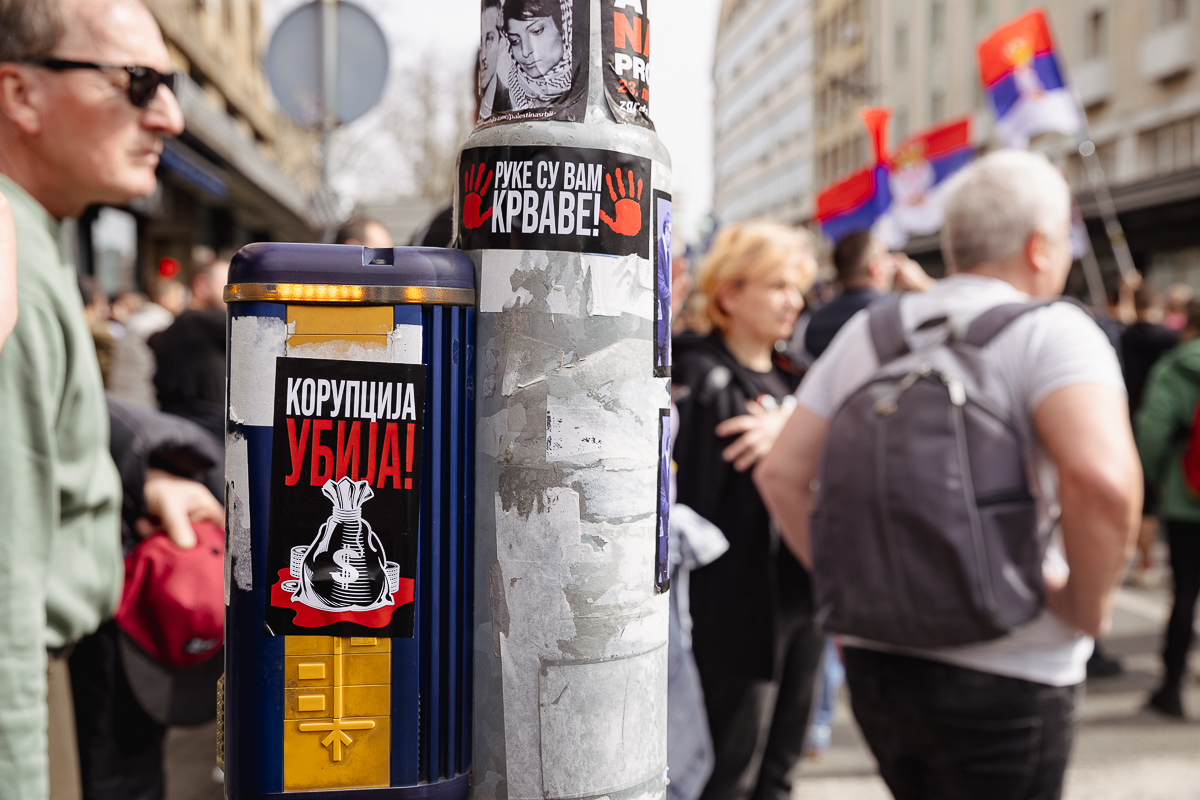 Drapelul României flutură în mijlocul protestului uriaș de la Belgrad: „Ne-am inspirat de la voi!”