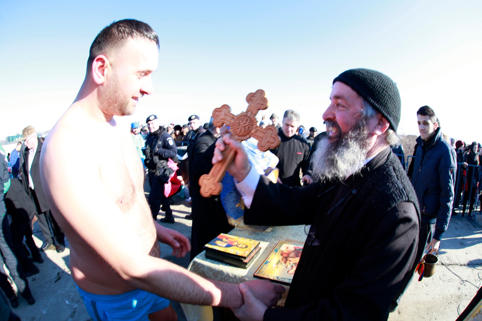 FOTO| La Buzău, un preot militar a binecuvântat multimea cocoțat pe o cisternă a Armatei, de sub podul de la Mărăcineni