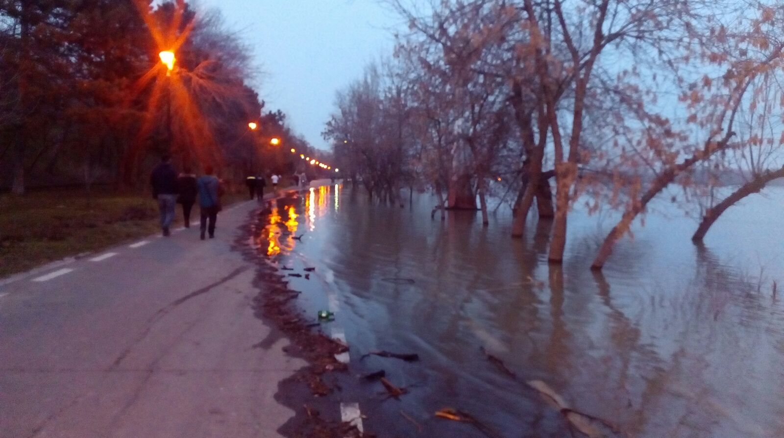 Dunărea, pe cale să treacă peste cota de inundații la Galați. La Şantierul Naval Damen se pun saci cu nisip pentru protejarea halelor/ FOTO