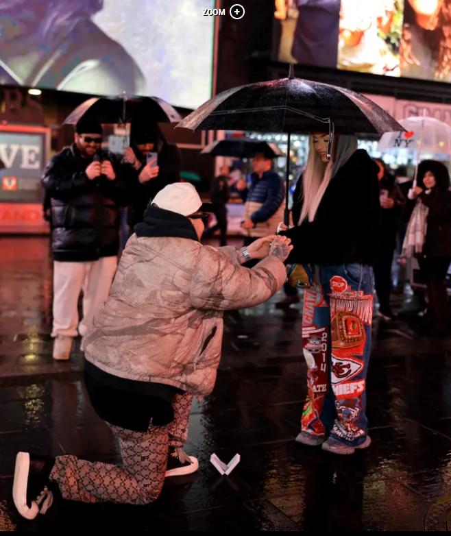 Lino Golden și-a cerut iubita de soție după doar câteva luni de relație. Momentul special a avut loc în New York. Artistul s-a pus în genunchi în fața tuturor