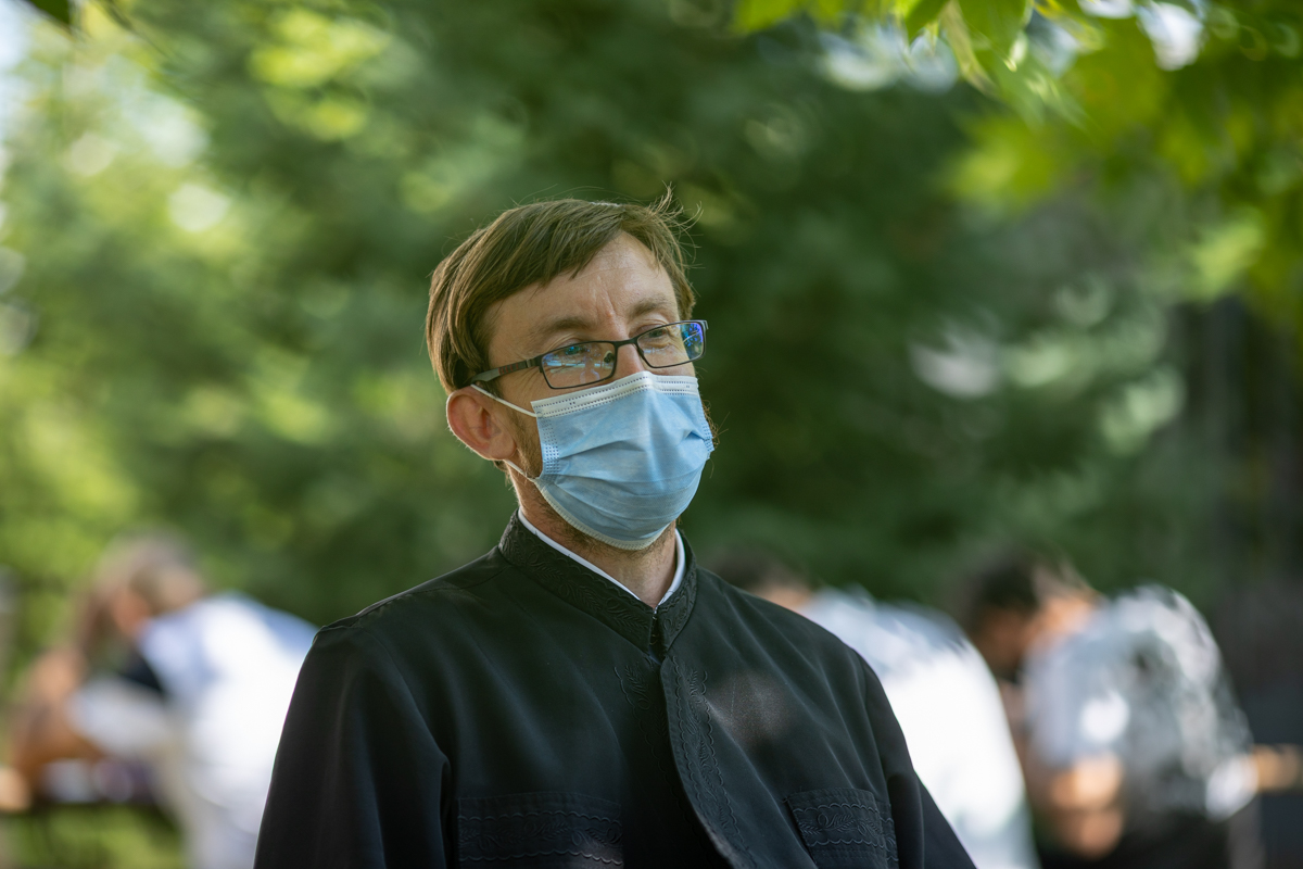 Preotul care îi învață alfabetul pe deținuții de la Jilava și le dă teme de făcut în celulă. „Daniel scrie cel mai frumos, așa îmi pare mie”