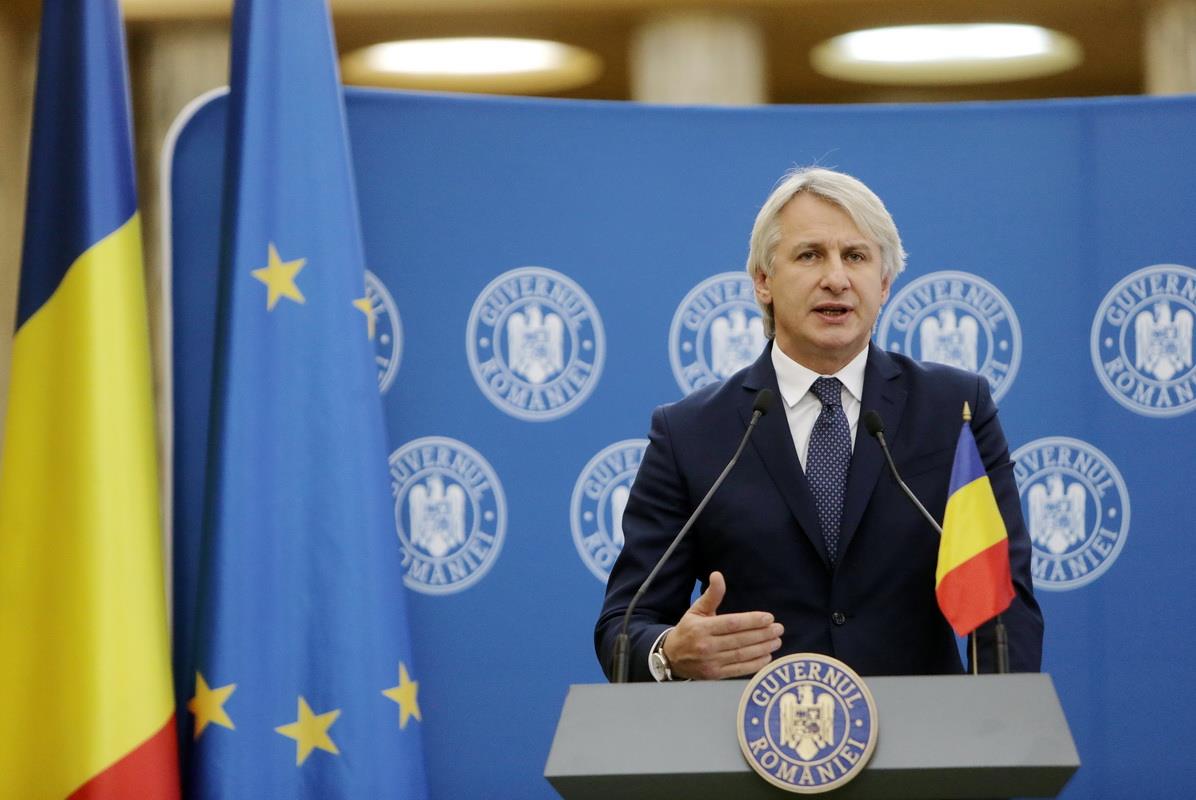 GALERIE FOTO/ Cum se îmbracă bărbaţii din politică. Klaus Iohannis este obsedat de cravata albastră, Eugen Teodorovici îşi pune iniţialele pe cămăşi