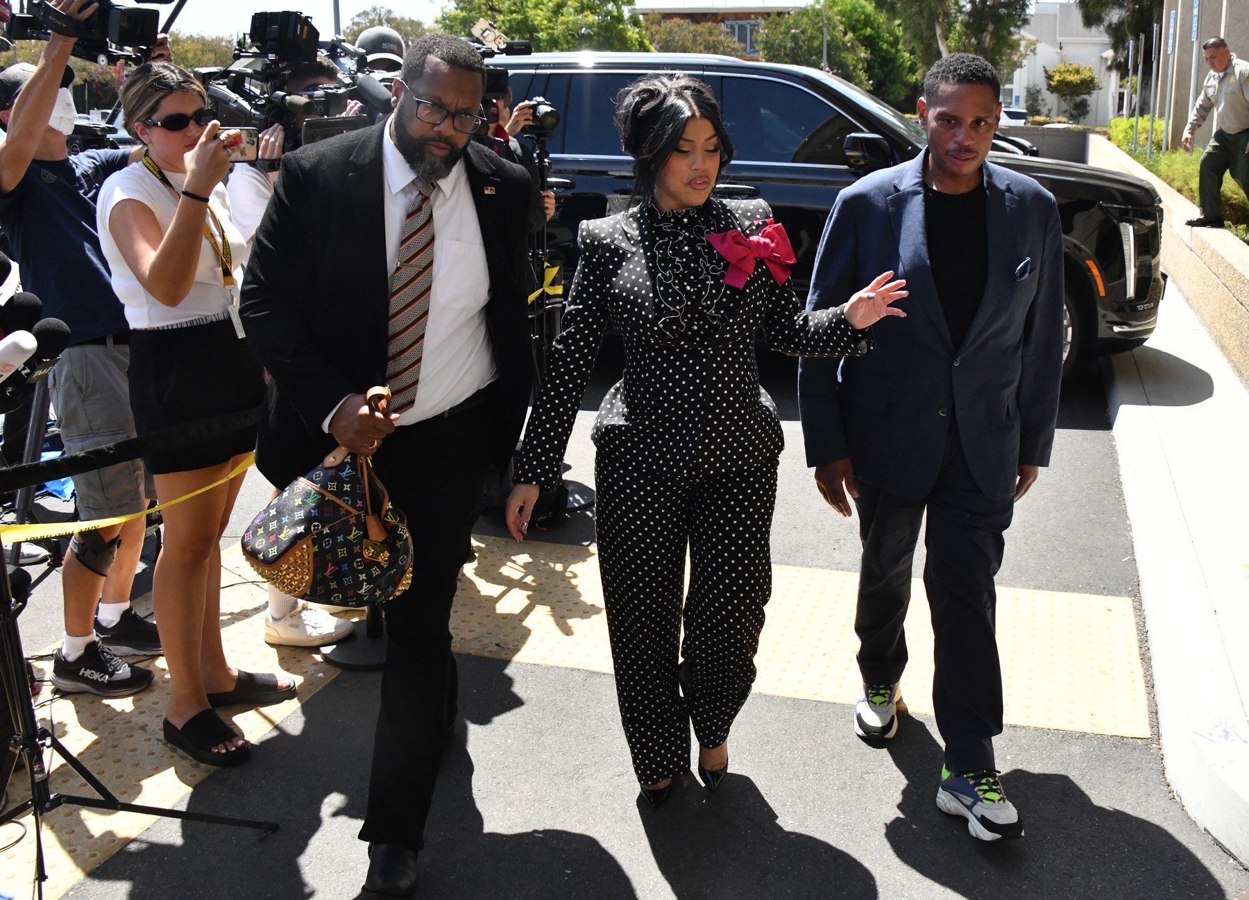 Reacția violentă a lui Cardi B față de paparazzi, când a fost întrebată dacă e însărcinată. S-a întâmplat când a ieșit din sala de judecată