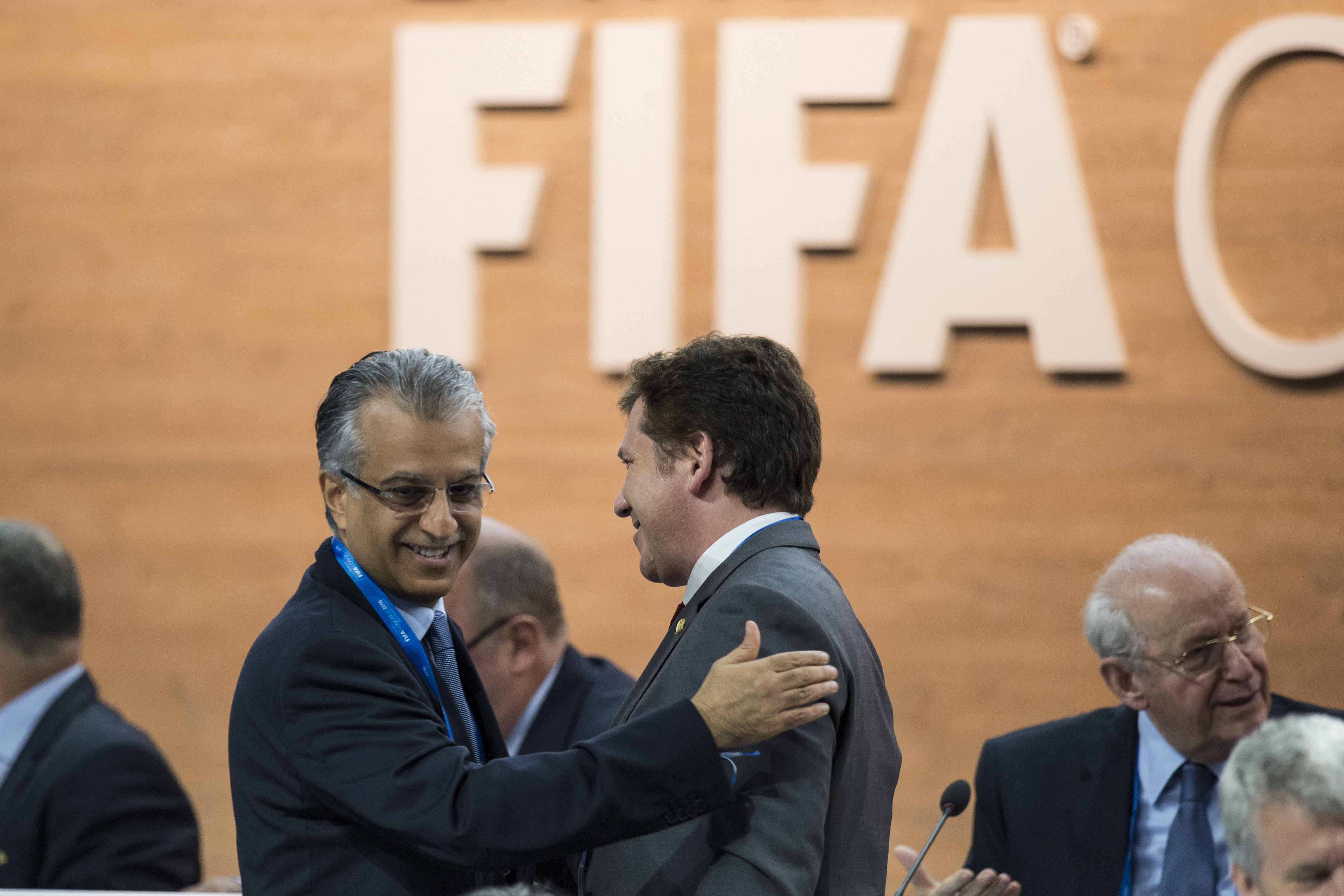 Elvețianul Gianni Infantino este noul șef al FIFA până în 2019. Bosul FRF, Răzvan Burleanu, l-a votat cu două mâini. Lupta s-a decis în turul doi. Primele declarații ale președintelul forului fotbalistic mondial / VIDEO&FOTO