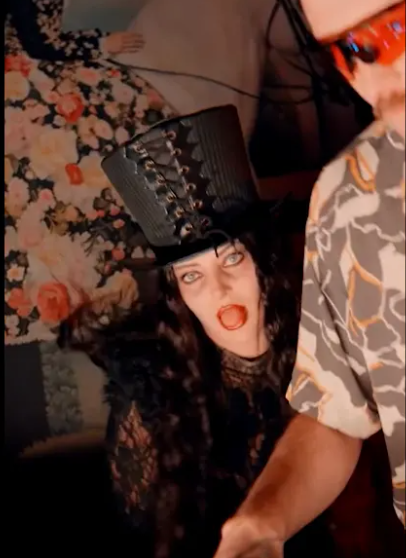 Cum s-a costumat Delia de Halloween. Artista, aproape de nerecunoscut într-un club din Capitală