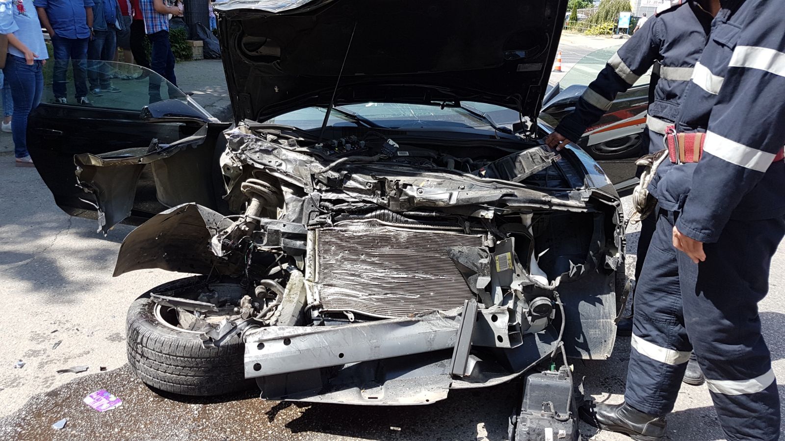 GALERIE FOTO/ Un Chevrolet Camaro a intrat într-un tramvai la Timișoara. Mașina a fost făcută praf