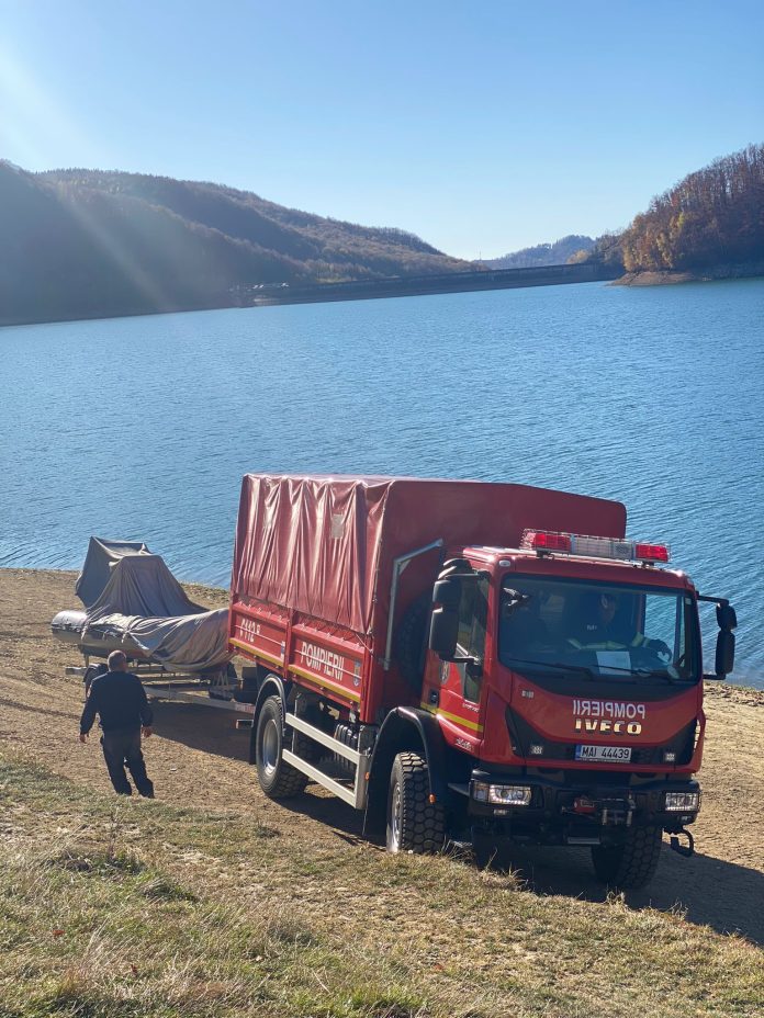 Intervenție cu 20 de pompieri la Barajul Paltinu, după un incendiu de pădure izbucnit în urmă cu o zi