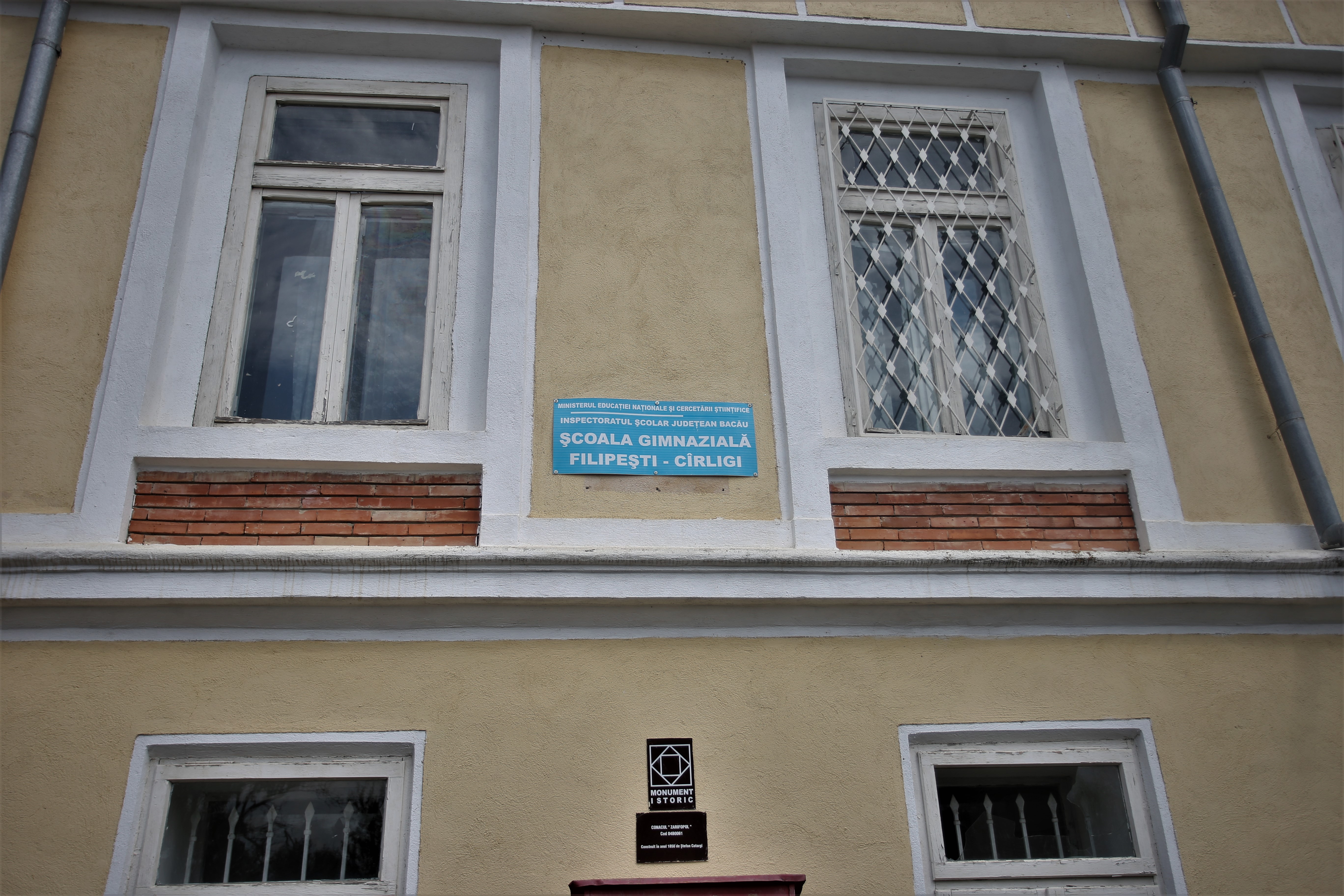 N-avem școli, dar le închidem. Oferită de către moştenitori, şcoala monument istoric din satul băcăuan Cârligi e lăsată în paragină de autorităţi