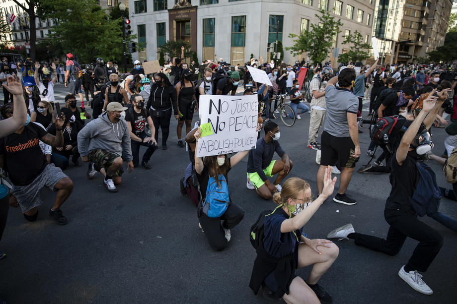 Trump amenință cu intervenția armatei pentru a pune capăt protestelor violente provocate de moartea lui George Floyd: “Voi rezolva rapid problema”