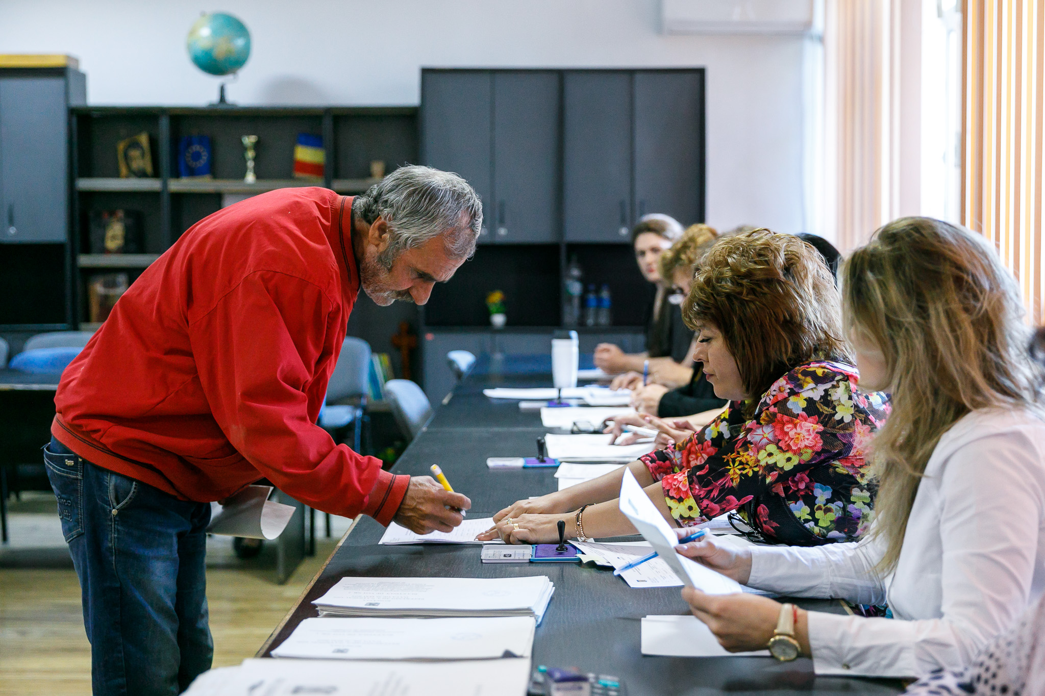 CORESPONDENȚĂ DIN URLAȚI | La europarlamentare, între „Hai, noroc!” și resemnare. La prima oră a dimineții, cârciuma era mai plină ca secția de votare