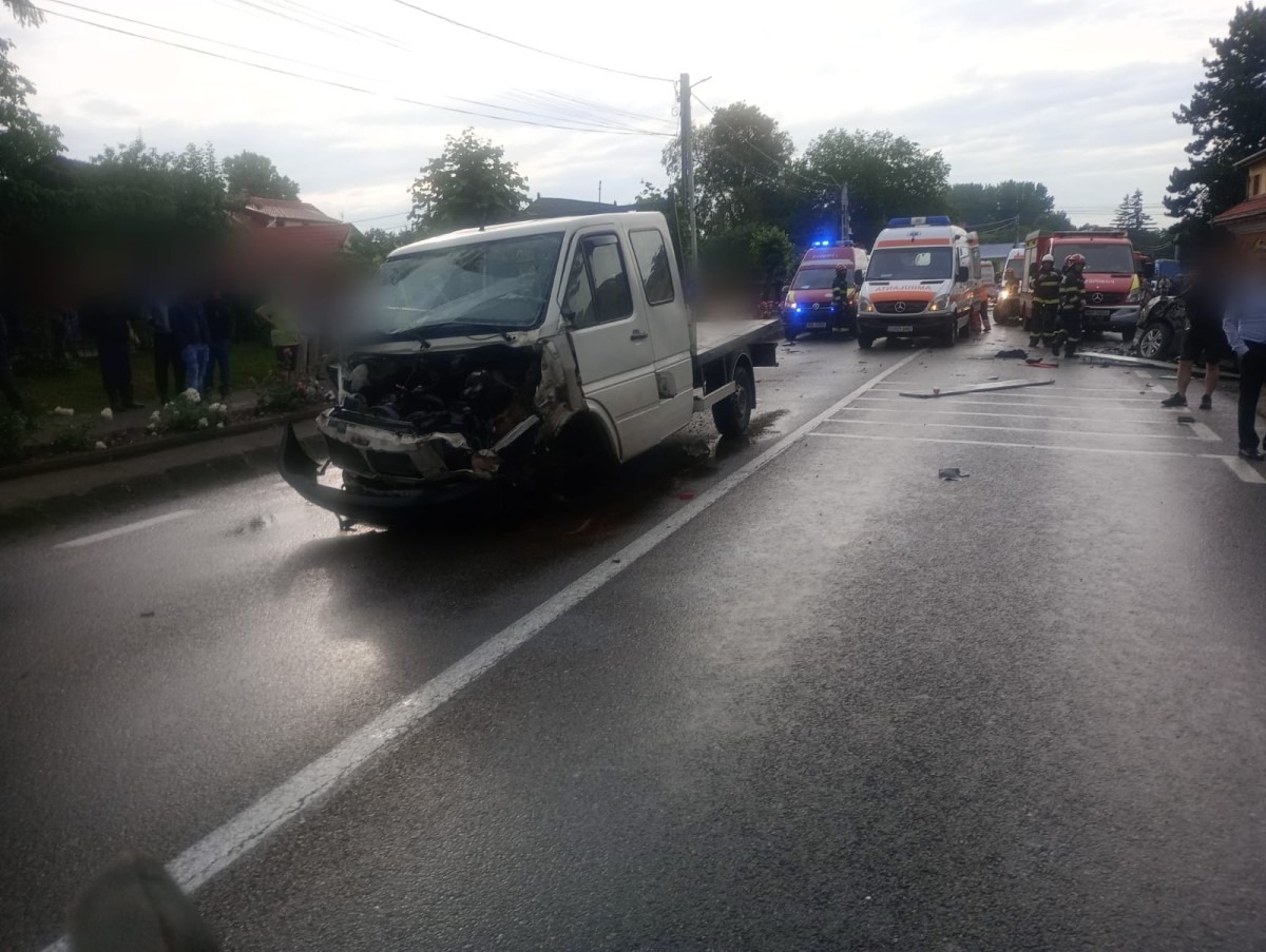 Accident cu 11 răniți, între care doi copii, în Suceava. O autoutilitară a intrat pe contrasens și a lovit două mașini