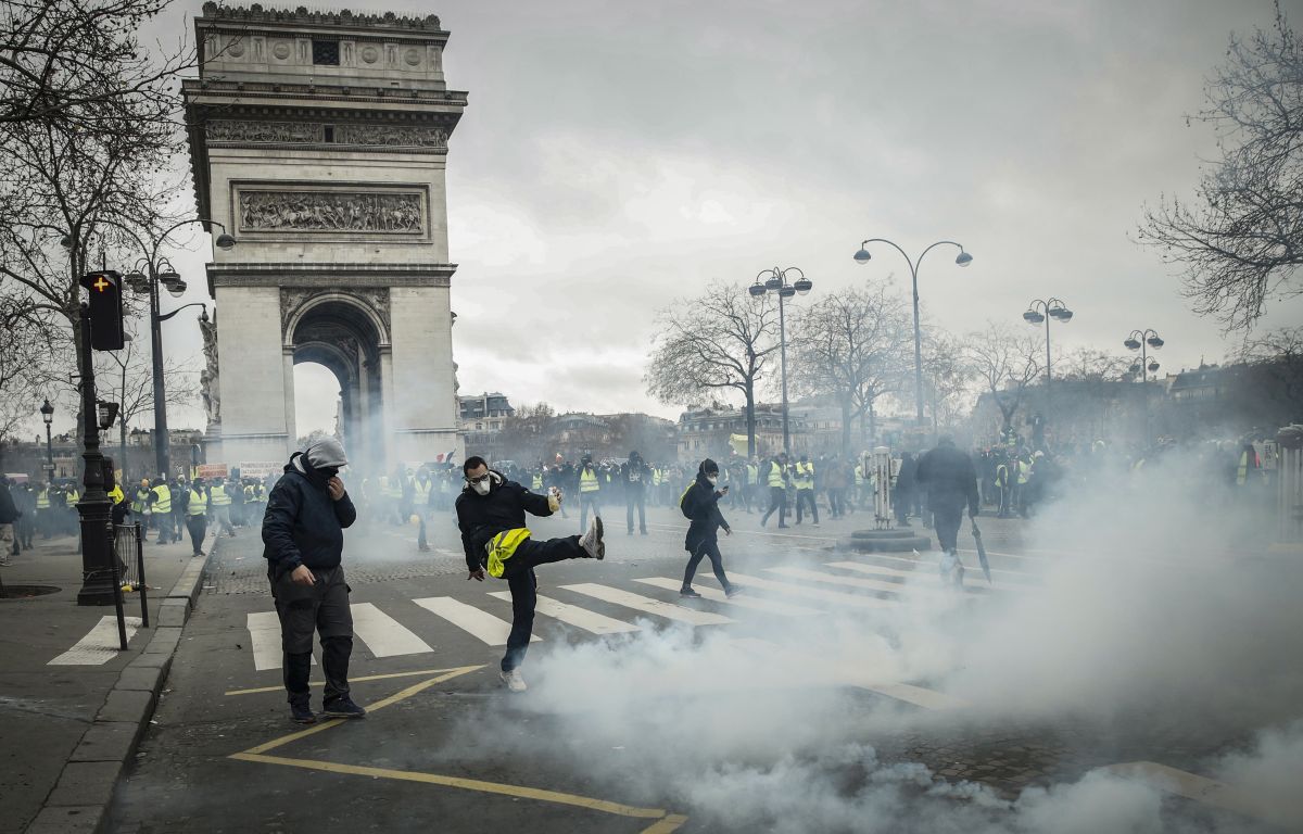 FOTO | Noi violențe la protestul vestelor galbene din Paris: tunuri cu apă, gaze lacrimogene și zeci de rețineri