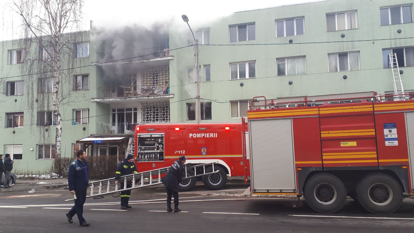 UPDATE. Incendiu în Brașov, la o garsonieră. Trei persoane au fost rănite