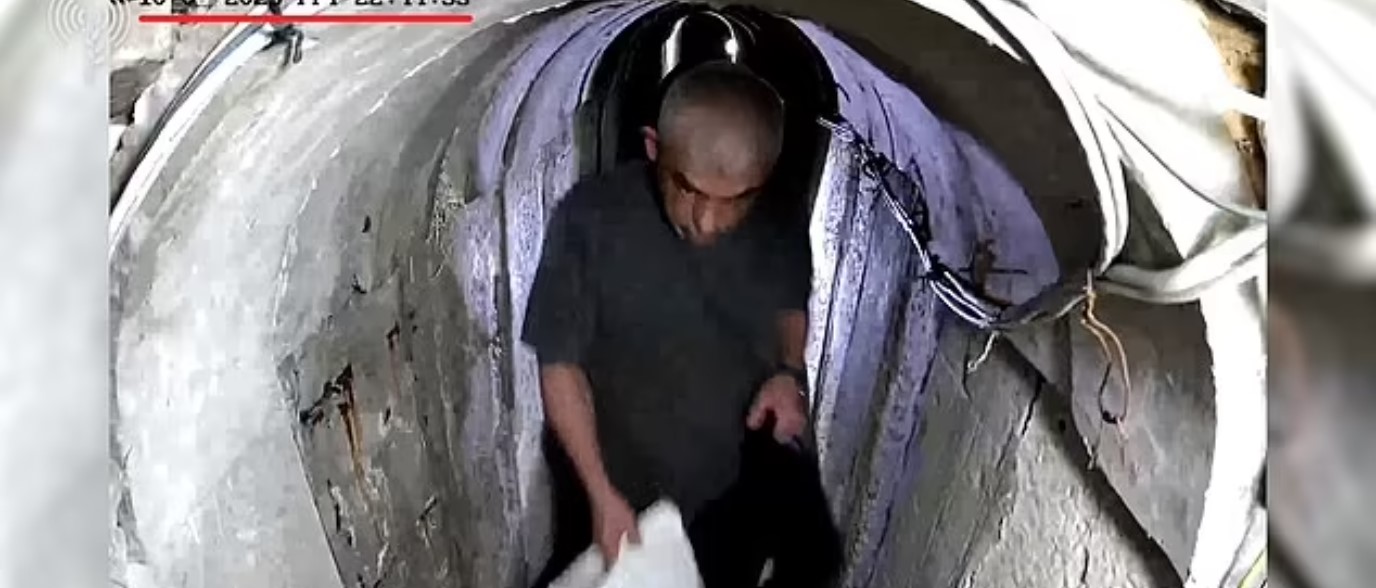 Un televizor, o canapea improvizată și ventilatoare pentru reglarea umidității. Imagini din ascunzătoarea fostului lider Hamas, Yahya Sinwar
