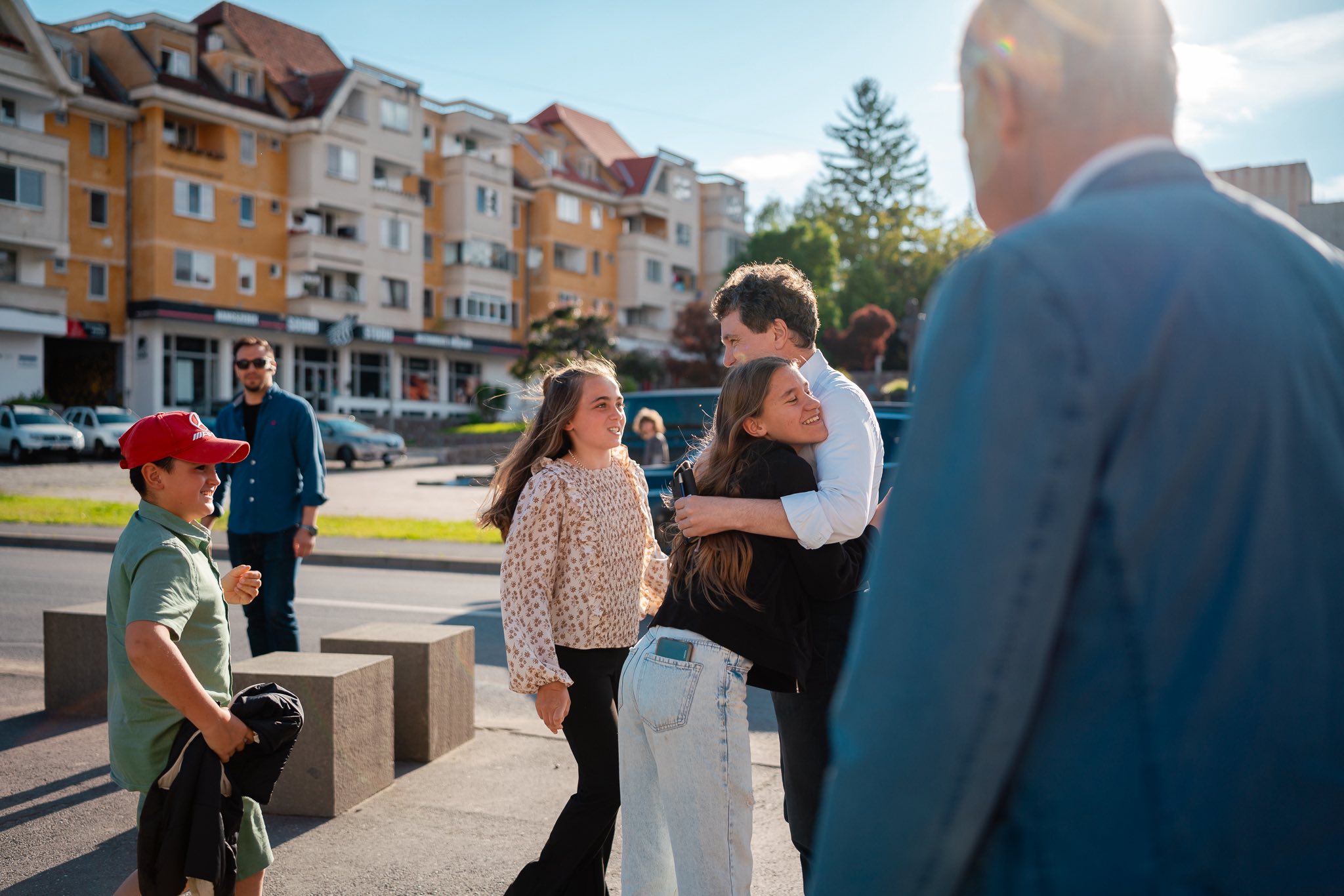 După vizita din Praid, președintele Nicușor Dan, ca acasă în Secuime: a stat cu liderii UDMR la o terasă oarecare și s-a fotografiat cu localnicii