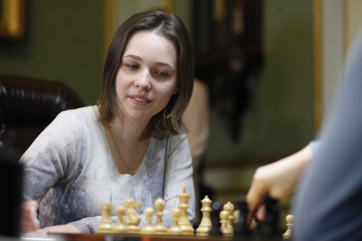 Frumoasa favorită a lui Mircea Lucescu a pierdut titlul mondial la șah. Noua regină e o chinezoiacă, cea mai tânără campioană ever! Modelul asiaticei e ”ciudatul geniu Bobby Fischer”. Se antrenează și câte 8 ore pe zi. La trei ani, Hou Yifan își bătea și bunica, și tatăl. A doborât o groază de recorduri/ FOTO&VIDEO