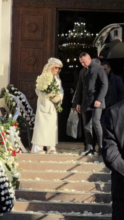 Cum a apărut Loredana Groza la o petrecere de Revelion 2026, după ce tatăl ei a murit. Fanii au reacționat: „Trebuie să își onoreze contractele”