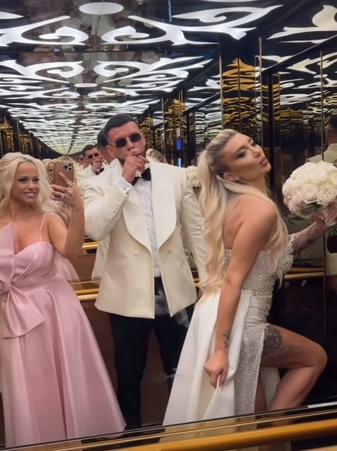 Anda Adam și Joseph, nași de cununie înainte de nunta lor. La eveniment, mireasa a ajuns cu elicopterul, iar mirele, cu bolidul Lamborghini