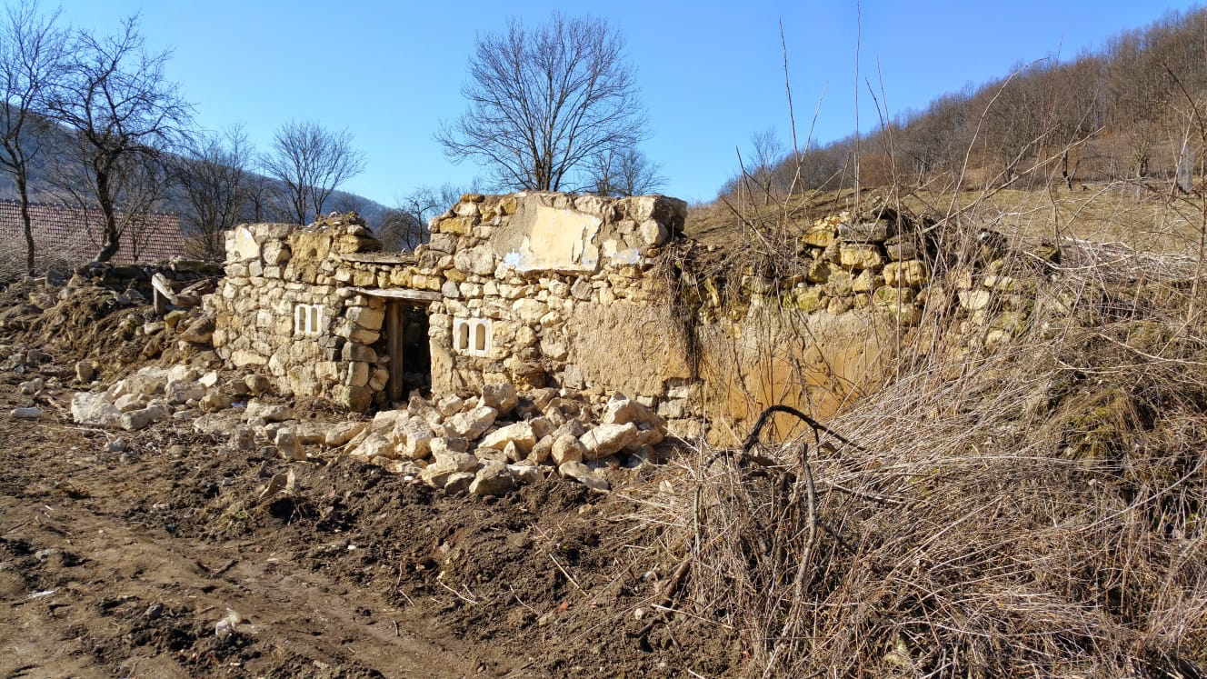 REPORTAJ. Problemele unui antreprenor întors acasă: „Cei de la ISU m-au întrebat: «Dar plan de evacuare cădere meteoriți aveţi?» Glumeau sau nu?”