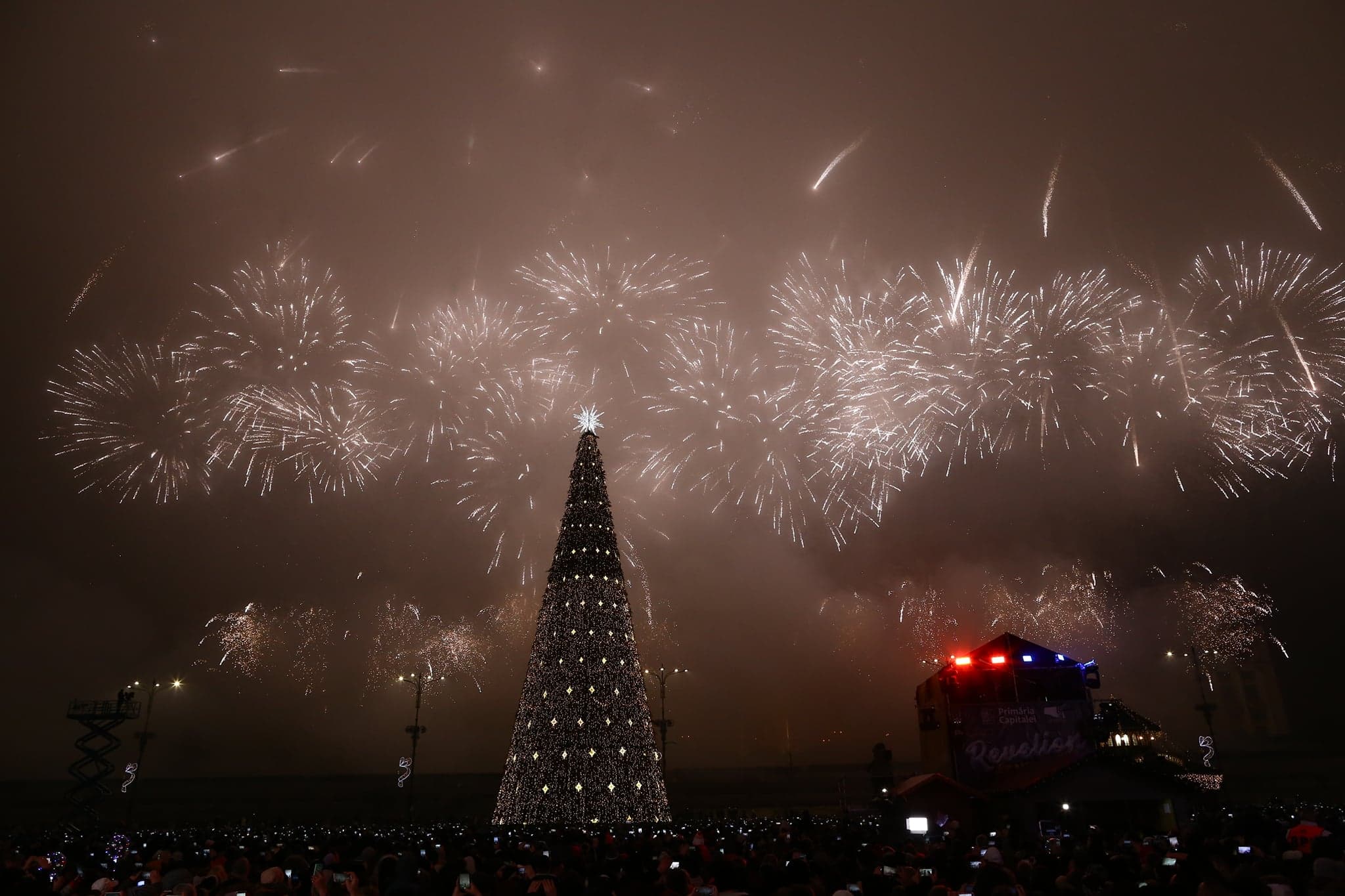 GALERIE FOTO | Am intrat în anul 2019! 60.000 de bucureșteni în stradă în noaptea de Revelion! Focul de artificii din Piaţa Constituţiei a durat 15 minute!