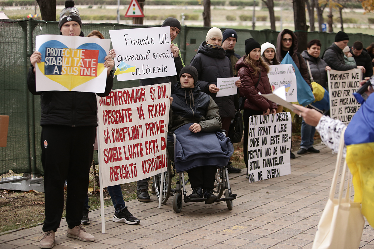 „Încercăm să nu consumăm prea multă apă sau lumină”. Protestul ucrainenilor refugiați în România care nu au primit banii promiși de Guvern