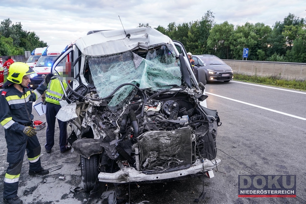 Peste zece ambulanțe, mașini de pompieri și un elicopter, chemate după ce un microbuz cu români a intrat într-un TIR, în Austria