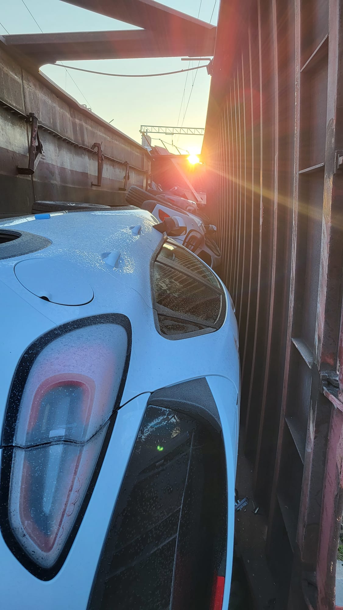 Imagini cu mașinile căzute pe șine, după accidentul de la Roșiori. Trenul marfar, lovit de un tren cu pasageri