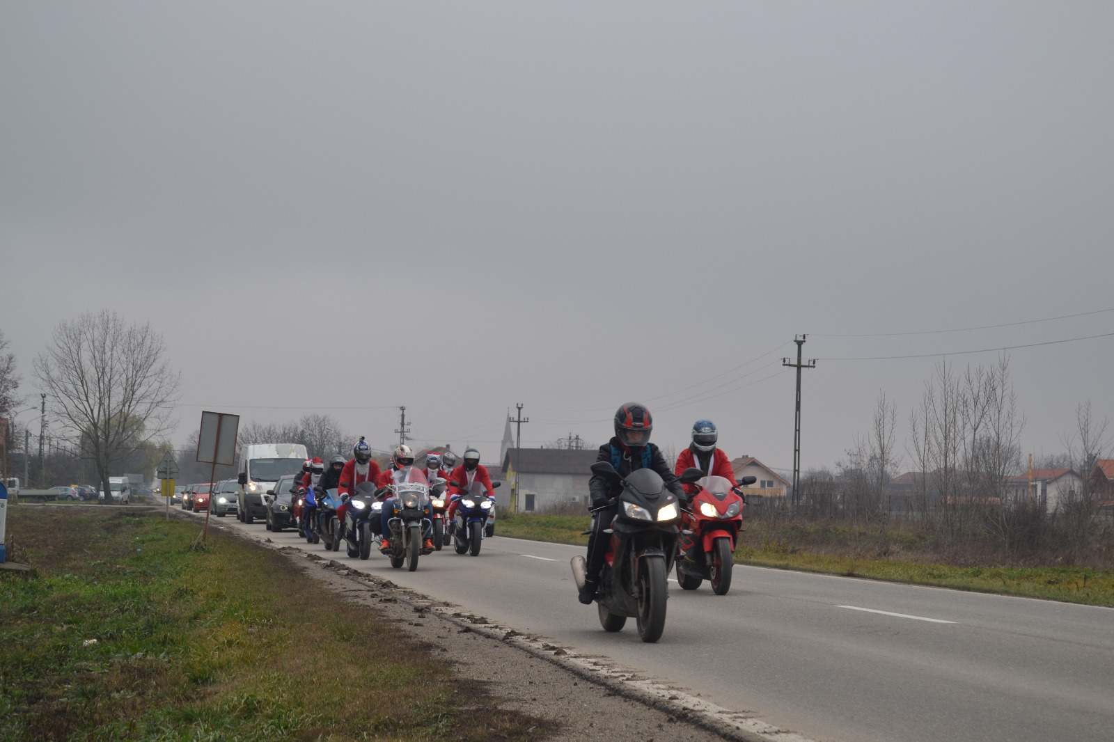 Moș Crăciun s-a urcat pe motocicletă să împartă cadouri copiilor sărmani din Timiș| FOTO/VIDEO