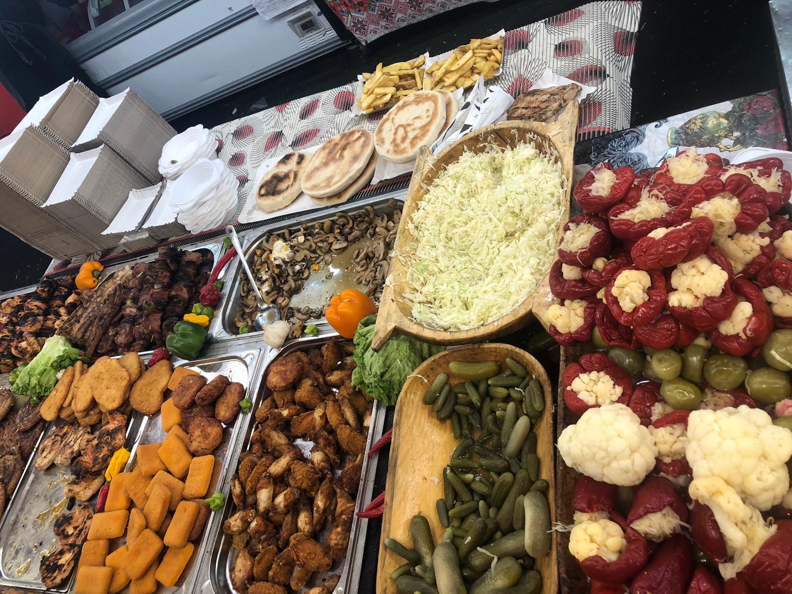 REPORTAJ. Craiova rivalizează cu Viena și cu Budapesta la Târgul de Crăciun: vin fiert mai ieftin, porții-gigant, la preț de Occident