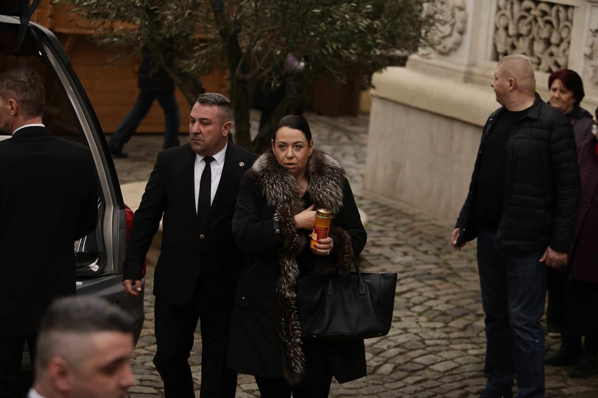 Oana și Catinca Roman, împreună la căpătâiul mamei lor, Mioara. Imagini dureroase cu cele două de la priveghi