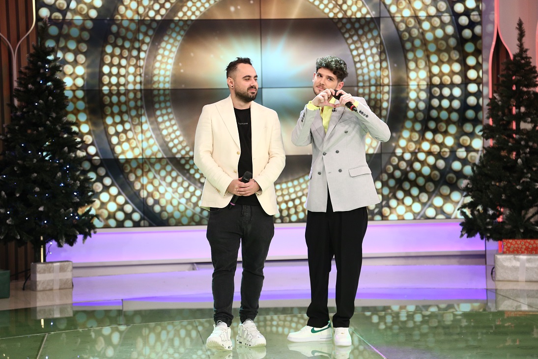 Răzvan Simion și Dani Oțil vor fi gazdele Revelionului de zi de la Antena 1. Va fi difuzată o ediție specială