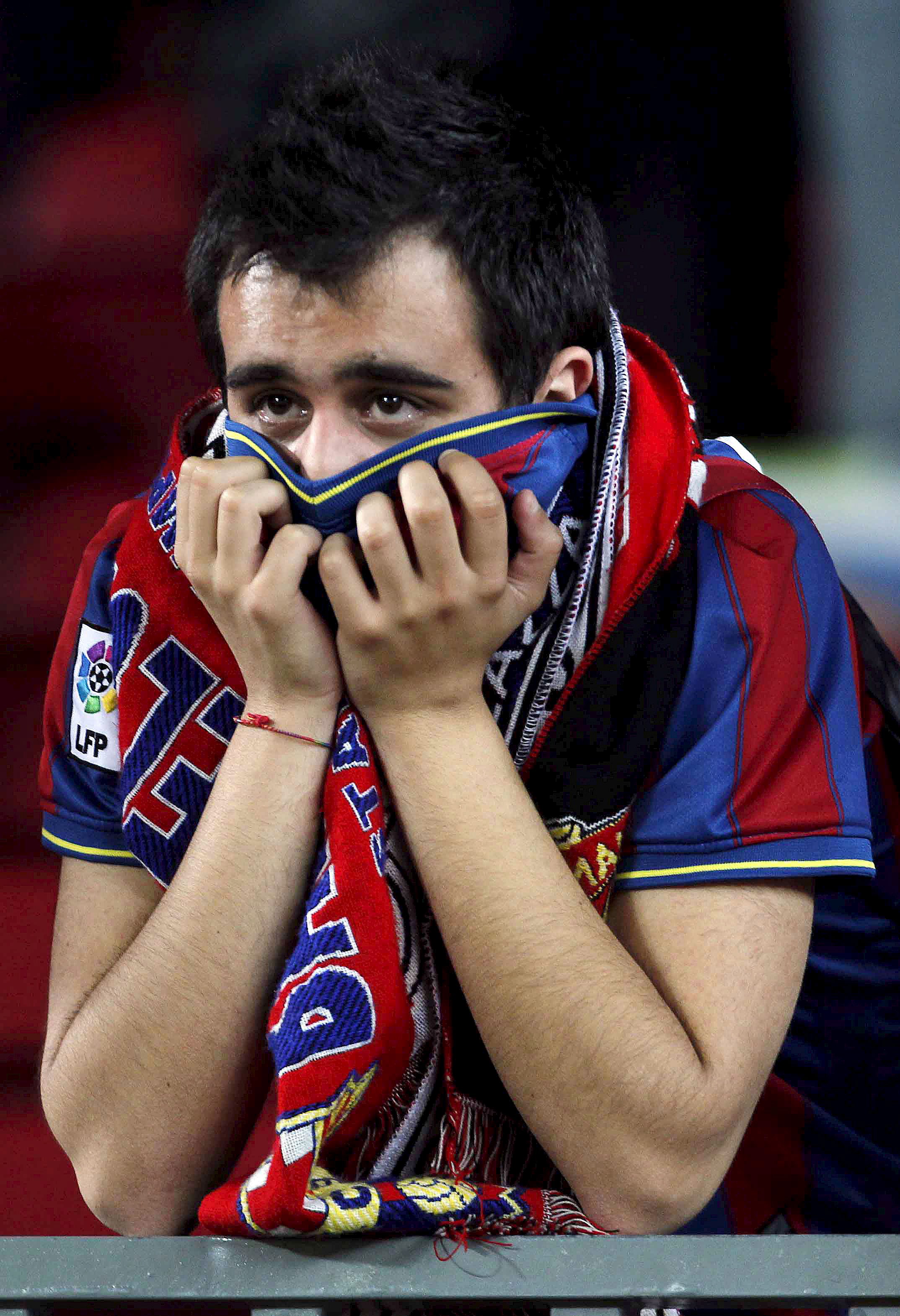 Femeie rămasă infirmă din cauza unei petarde aruncată pe ”Camp Nou”. Chivu, martor / FOTO