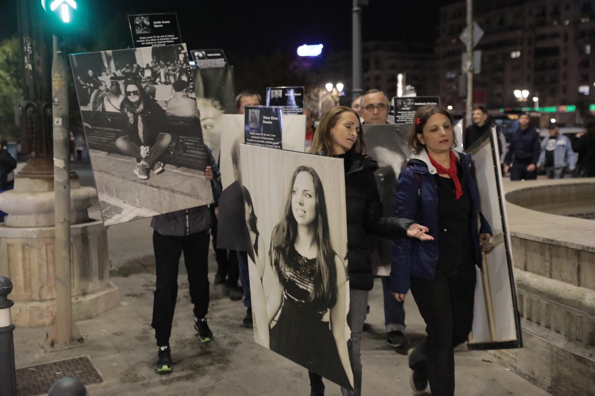 Marș în memoria victimelor de la Colectiv. Fotografiile tinerilor care au murit au fost așezate în fața Parchetului