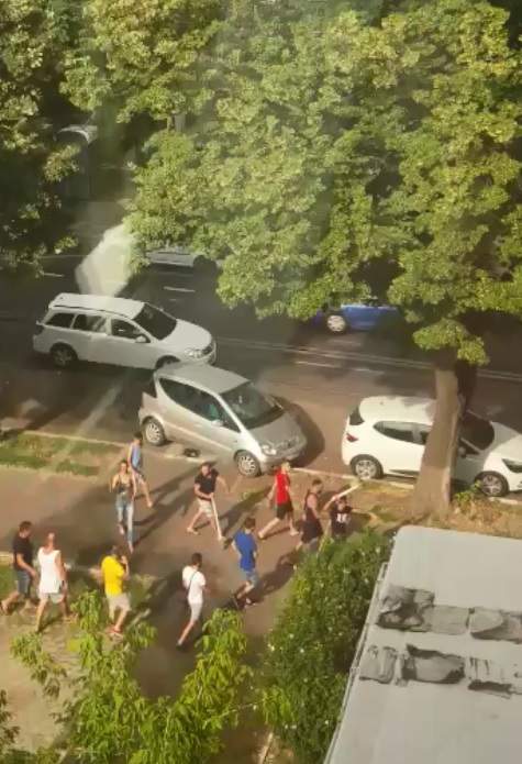 Bătaie la Galați, după un scandal la o frizerie. Un client a ignorat coada (VIDEO)