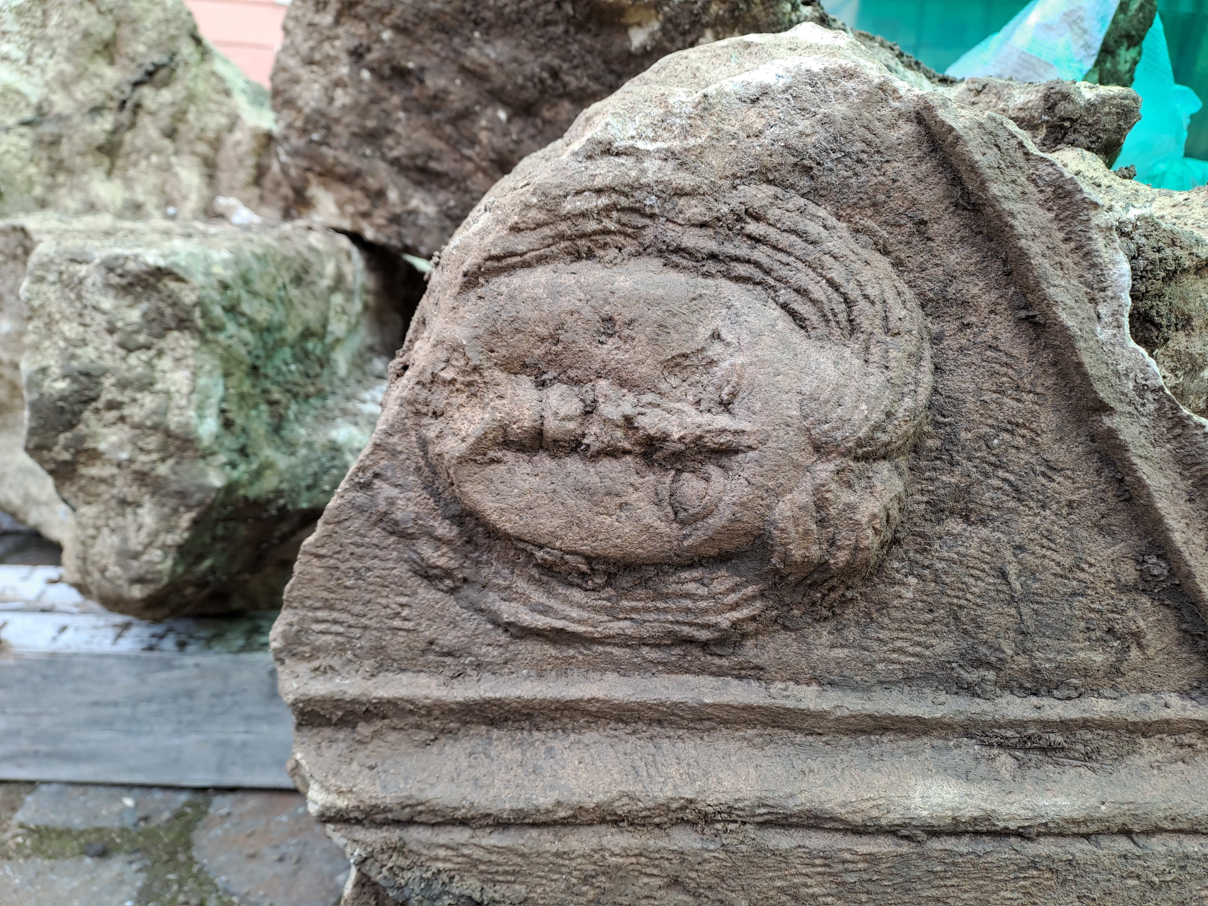 Autoritățile din Alba, după ce un gropar a spart cu excavatorul un sarcofag roman din epoca lui Traian: „Ce înseamnă valoare universală? Că vin marțienii să vadă sarcofagul?”