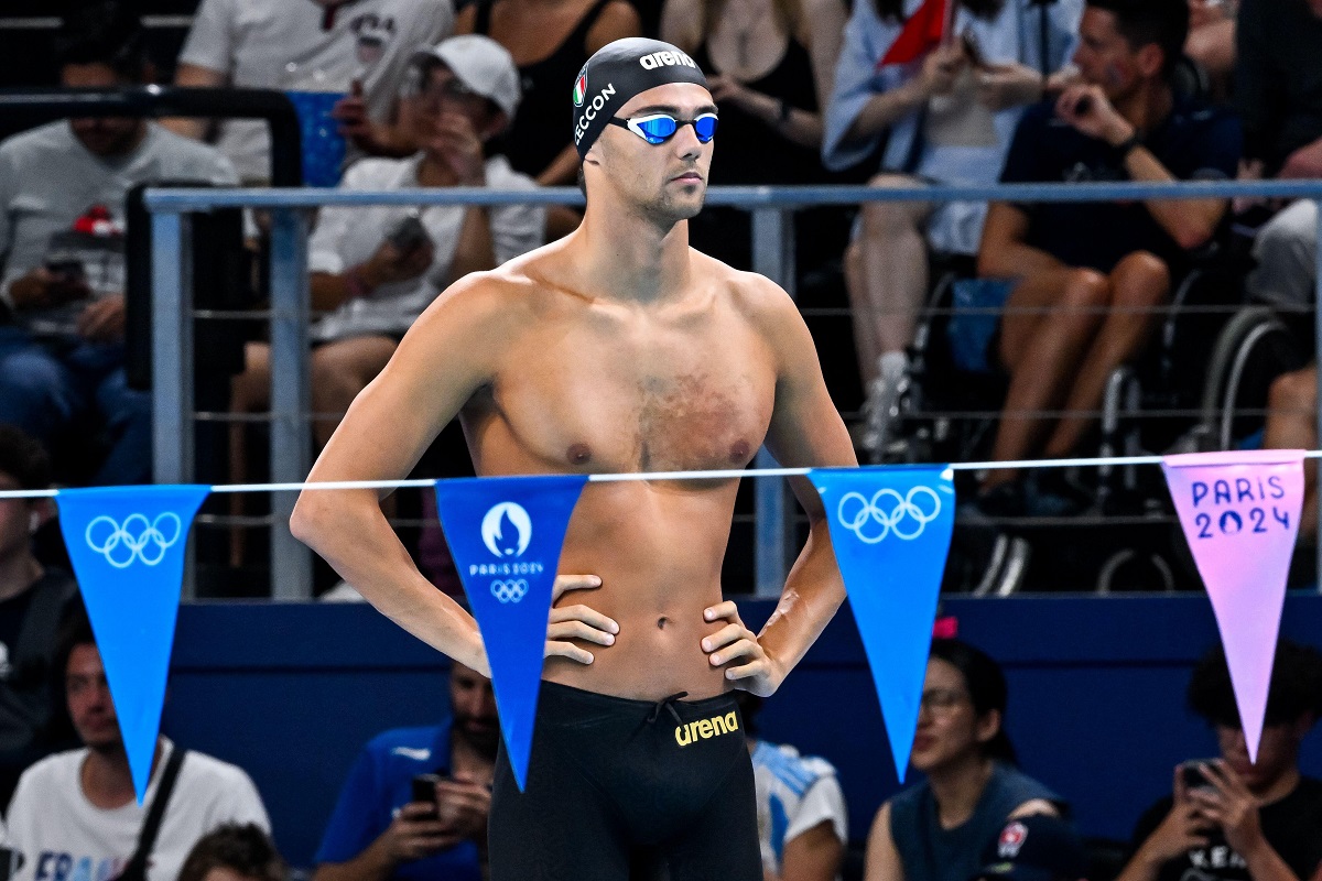 „Zeul frumuseții” la Paris, campionul olimpic Thomas Ceccon, filmat când doarme în parc, pentru că e prea cald în camerele din Satul Olimpic