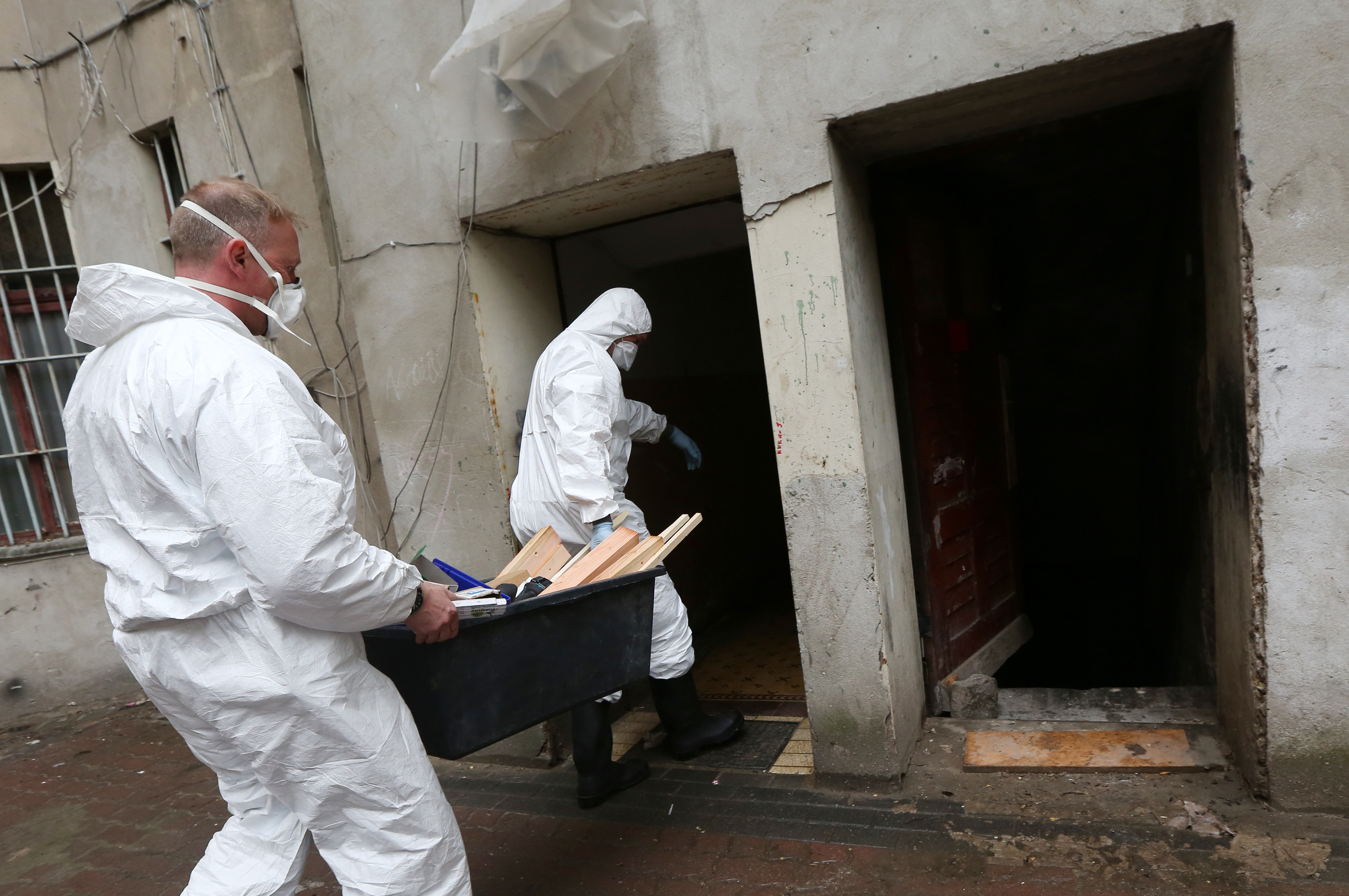 Zeci de români, evacuați dintr-o clădire din Berlin. Locul era focar de infecție