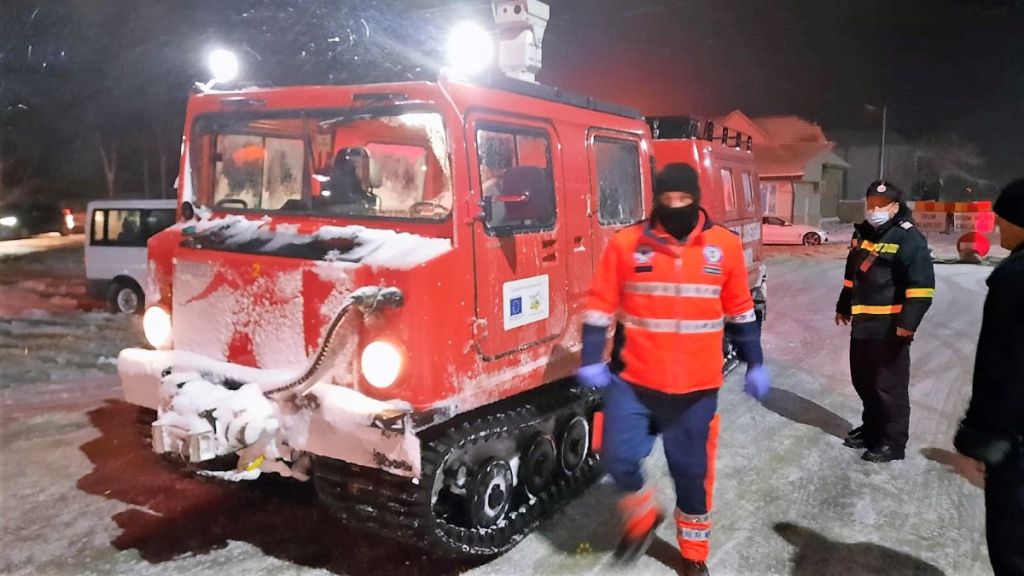 VIDEO | Două femei însărcinate au fost preluate cu şenilatele ISU Dobrogea. O alta a născut acasă, asistată de echipajul de la Ambulanță