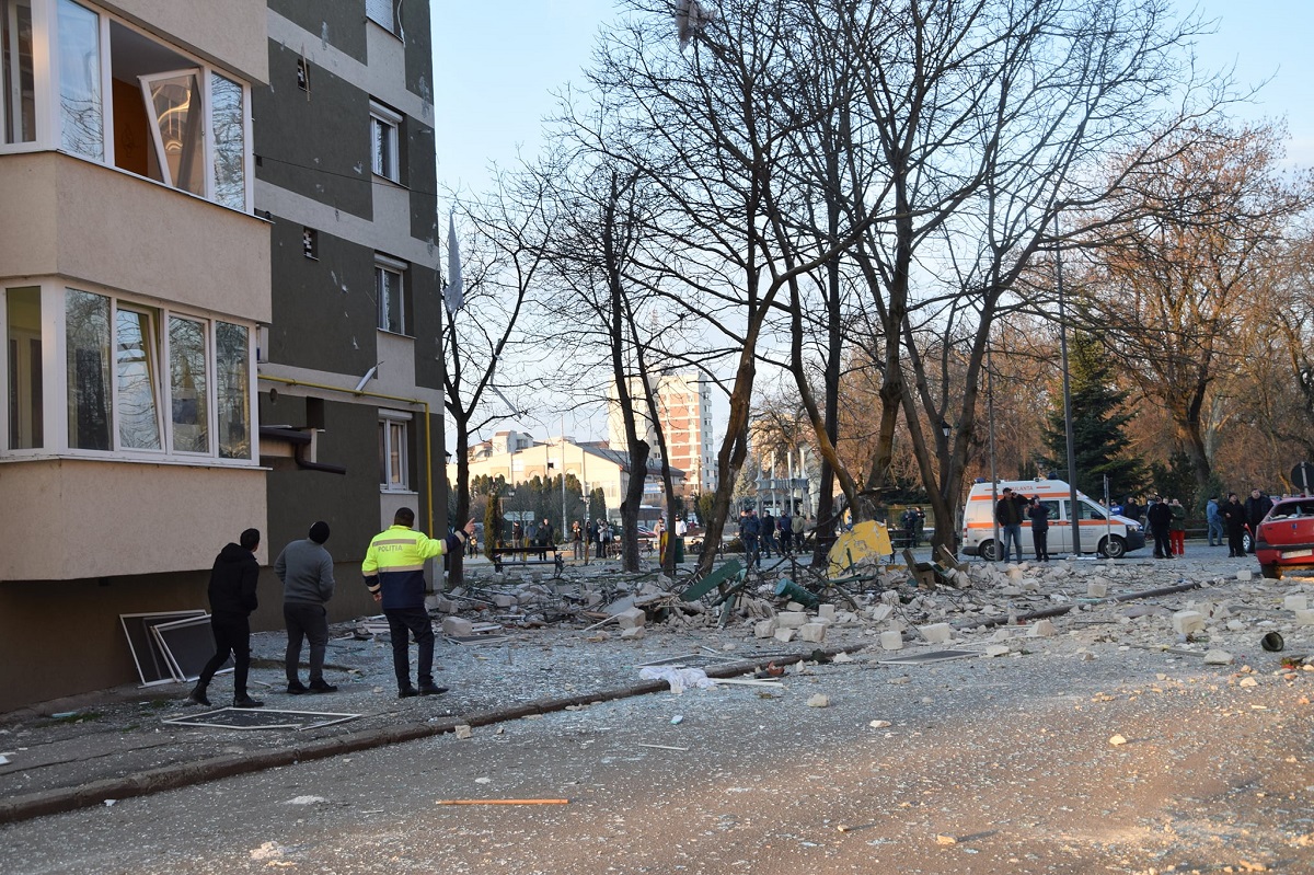 VIDEO | Explozie într-un bloc din Carei. Mai mulți răniți, dintre care trei în stare gravă