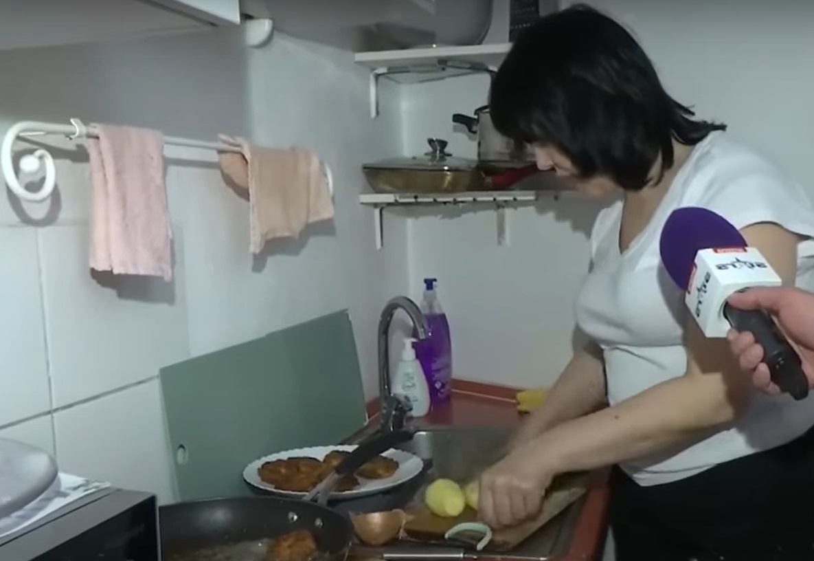 Imagini din apartamentul în care locuiește Mariana Moculescu. Cu o chirie restantă de 1.500 de euro, proprietara o execută silit și vrea să o dea afară