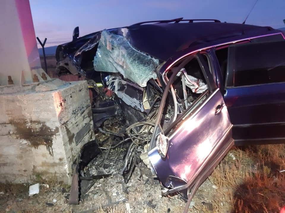 O femeie din Sibiu a murit pe loc după ce a intrat cu mașina într-un stâlp, într-un sens giratoriu