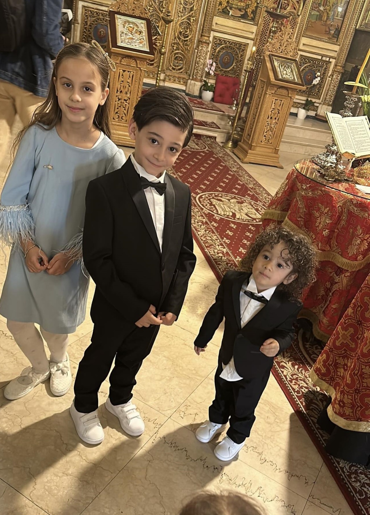 Roxana Vancea și Dragoș Paiu s-au căsătorit religios. Primele imagini cu vedeta în biserică, îmbrăcată în rochie de mireasă